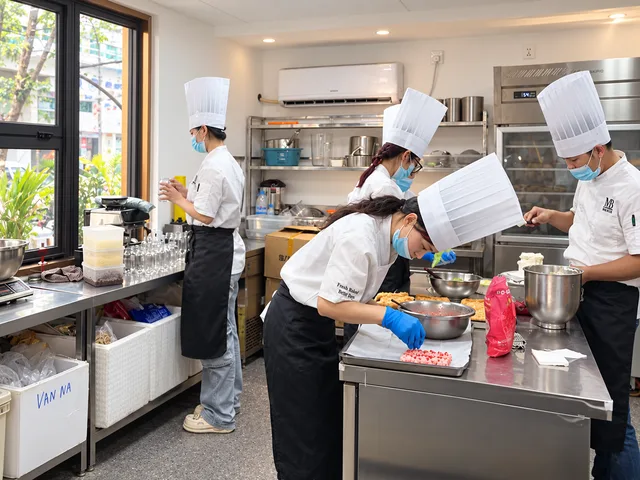 អ្នកដុតនំ Maison Berrie កំពុងតុបតែងនំនៅក្បែរបង្អួចផ្ទះបាយ