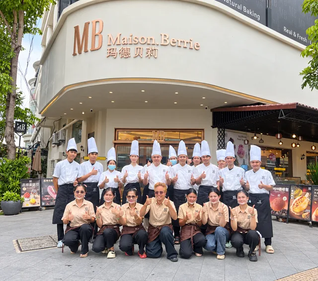 ក្រុមការងារហាងនំប៉័ង Maison Berrie នៅមុខហាង